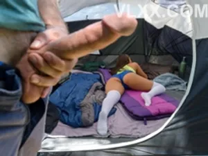 đi làm theo còn chụp ảnh vú gửi anh bồ, cô nàng bị gã sếp phạt hiện