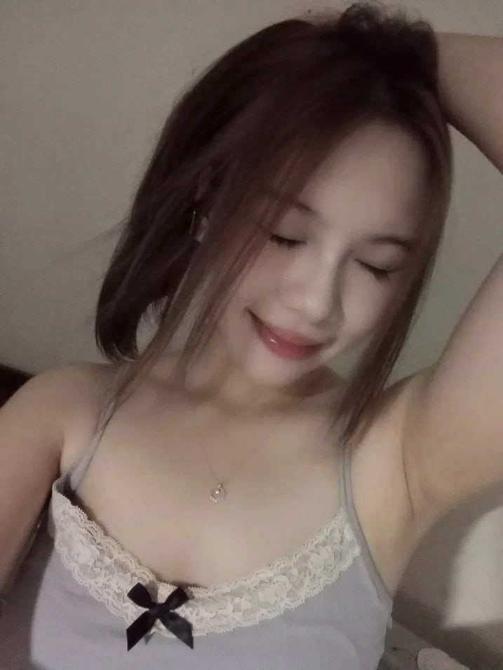 Bắt gặp bố dượng móc lồn, búp bê nhiệt tình giúp đỡ