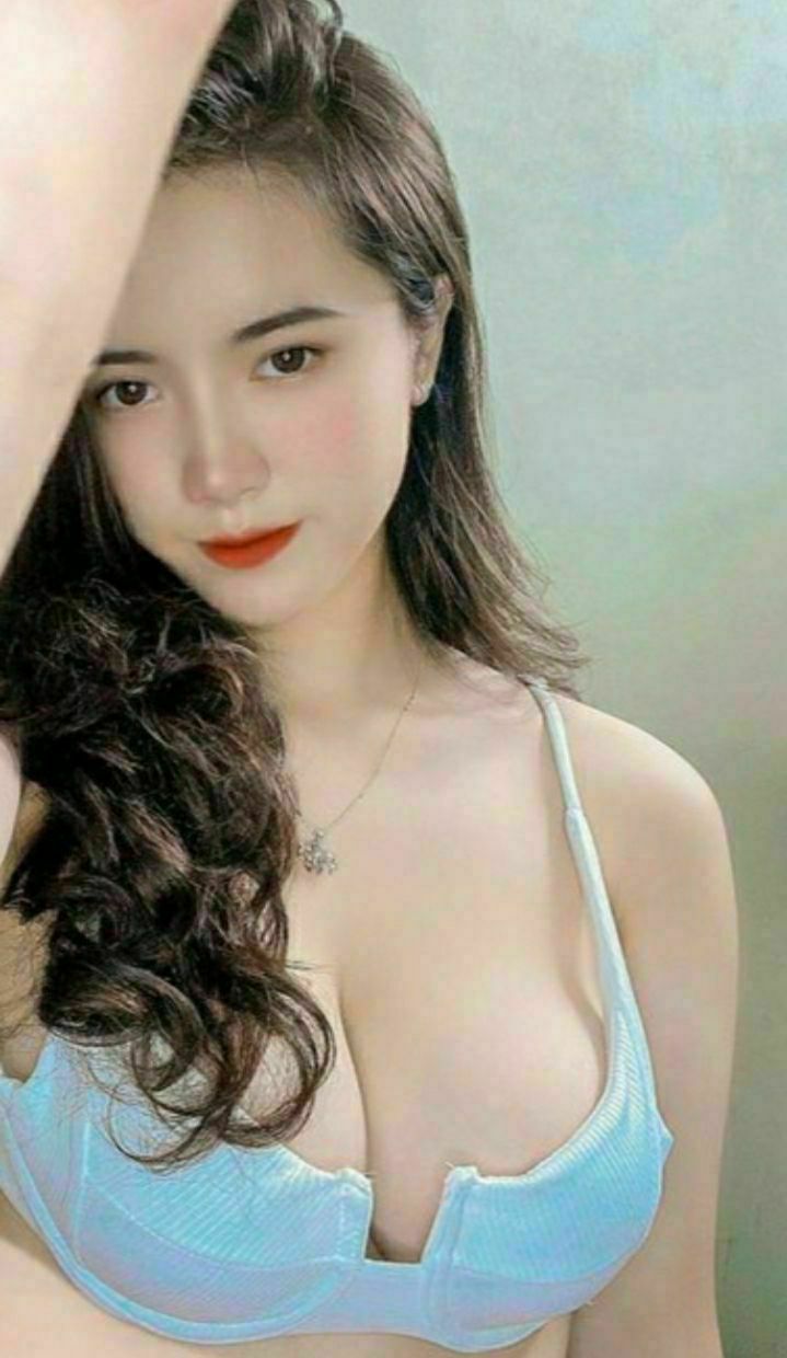 Lút cán khiến lồn em sướng co bóp bên trong